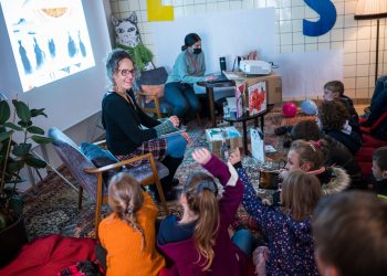21. Europäische Kinder- und Jugendbuchmesse Saarbrücken:
Stefanie Harjes liest aus "Der Stein und das Meer".
Foto: Oliver Dietze
--
Veroeffentlichung nur nach vorheriger Honorar-Vereinbarung und mit Namensnennung.
Oliver Dietze // +49-(0)177-9761996 // post@oliverdietze.de // USt-ID DE262797891