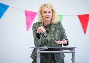 21. Europäische Kinder- und Jugendbuchmesse Saarbrücken:
Eröffnung. Kulturdezernentin Sabine Dengel spricht zu den Gästen.
Foto: Oliver Dietze
--
Veroeffentlichung nur nach vorheriger Honorar-Vereinbarung und mit Namensnennung.
Oliver Dietze // +49-(0)177-9761996 // post@oliverdietze.de // USt-ID DE262797891