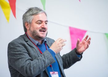 21. Europäische Kinder- und Jugendbuchmesse Saarbrücken:
Eröffnung. Messeleiter Igor Moritz-Holland begrüßt die Gäste.
Foto: Oliver Dietze
--
Veroeffentlichung nur nach vorheriger Honorar-Vereinbarung und mit Namensnennung.
Oliver Dietze // +49-(0)177-9761996 // post@oliverdietze.de // USt-ID DE262797891