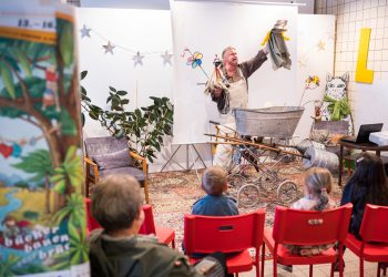 21. Europäische Kinder- und Jugendbuchmesse Saarbrücken:
Jan Mixa spielt sein Stück "Fritz Rasselkopf" in der Kantine des Kulturzentrums am Eurobahnhof.
Foto: Oliver Dietze
--
Veroeffentlichung nur nach vorheriger Honorar-Vereinbarung und mit Namensnennung.
Oliver Dietze // +49-(0)177-9761996 // post@oliverdietze.de // USt-ID DE262797891