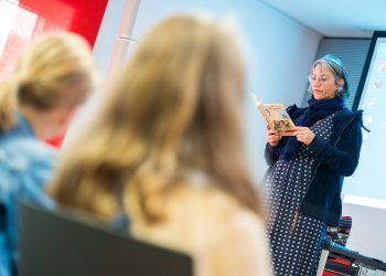 21. Europäische Kinder- und Jugendbuchmesse Saarbrücken:
Die Autorin Juma Kliebenstein liest in der Stiftung Demokratie Saarland aus ihrem Buch "7 Tage sturmfrei".
Foto: Oliver Dietze
--
Veroeffentlichung nur nach vorheriger Honorar-Vereinbarung und mit Namensnennung.
Oliver Dietze // +49-(0)177-9761996 // post@oliverdietze.de // USt-ID DE262797891