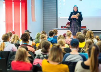 21. Europäische Kinder- und Jugendbuchmesse Saarbrücken:
Die Autorin Juma Kliebenstein liest in der Stiftung Demokratie Saarland aus ihrem Buch "7 Tage sturmfrei".
Foto: Oliver Dietze
--
Veroeffentlichung nur nach vorheriger Honorar-Vereinbarung und mit Namensnennung.
Oliver Dietze // +49-(0)177-9761996 // post@oliverdietze.de // USt-ID DE262797891