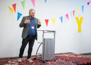 21. Europäische Kinder- und Jugendbuchmesse Saarbrücken:
Eröffnung. Messeleiter Igor Moritz-Holland begrüßt die Gäste.
Foto: Oliver Dietze
--
Veroeffentlichung nur nach vorheriger Honorar-Vereinbarung und mit Namensnennung.
Oliver Dietze // +49-(0)177-9761996 // post@oliverdietze.de // USt-ID DE262797891