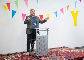 21. Europäische Kinder- und Jugendbuchmesse Saarbrücken:
Eröffnung. Messeleiter Igor Moritz-Holland begrüßt die Gäste.
Foto: Oliver Dietze
--
Veroeffentlichung nur nach vorheriger Honorar-Vereinbarung und mit Namensnennung.
Oliver Dietze // +49-(0)177-9761996 // post@oliverdietze.de // USt-ID DE262797891